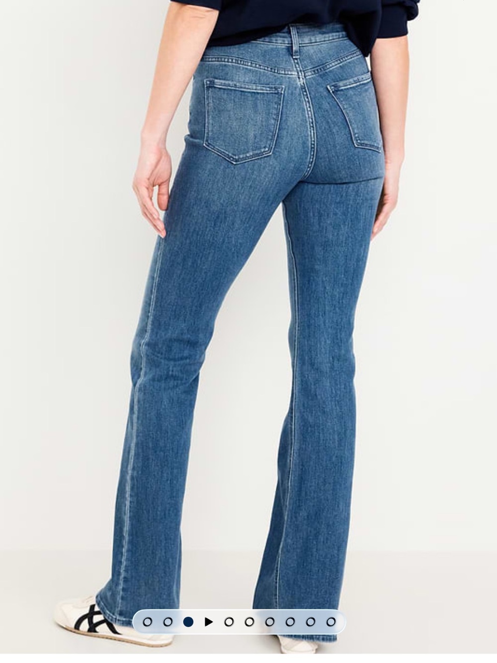 Old Navy Women's Flare Jeans in Medium Blue - Picture 2 of 3